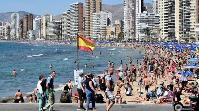 Turistas en una playa de Benidorm